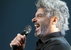 Le spectacle Une autre Planète de Réal Béland est haut en couleurs! Sous les éclairages festifs de Moment Factory, sa folie contagieuse n’est que plus flamboyante. Faites la rencontre de Steve O’djick, un joueur d’hockey ayant subi un nombre « incommensurable » de commotions cérébrales et de l’intriguant Messkurtz! Sans oublier Le King des Ados, devenu agent d’immeuble, plusieurs numéros de stand-up et le retour de l’extraordinaire M. Latreille!